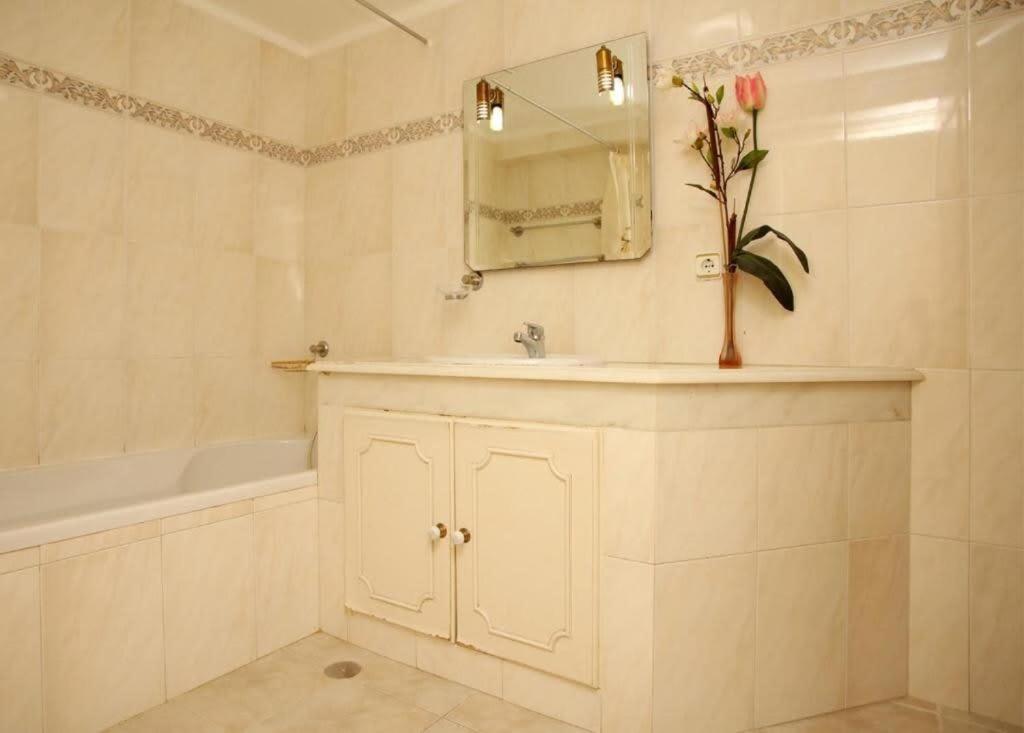 Vakantiehuis Juniper Fenced Pool Spacious House *